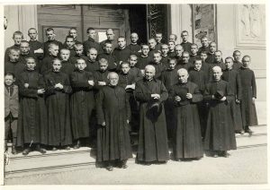 Don Luigi Orione in una foto di gruppo con altri sacerdoti